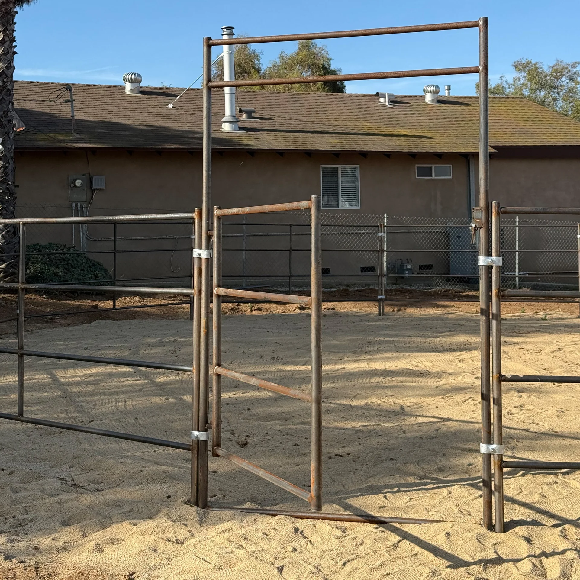 40 ft Round Pen (4-Rail) 14-Gauge Steel Rustic — product detail photo
